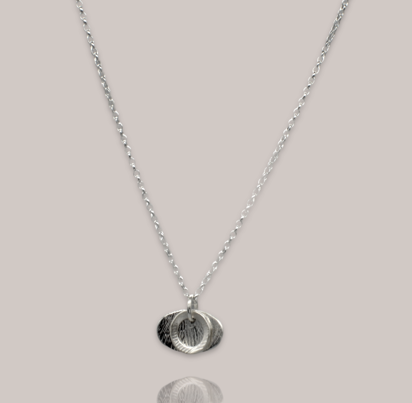 Ribín Oval Pendent