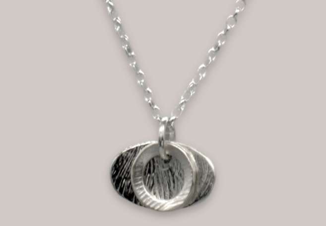 Ribín Oval Pendent