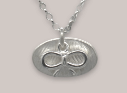 Ribín Oval Bow Pendent